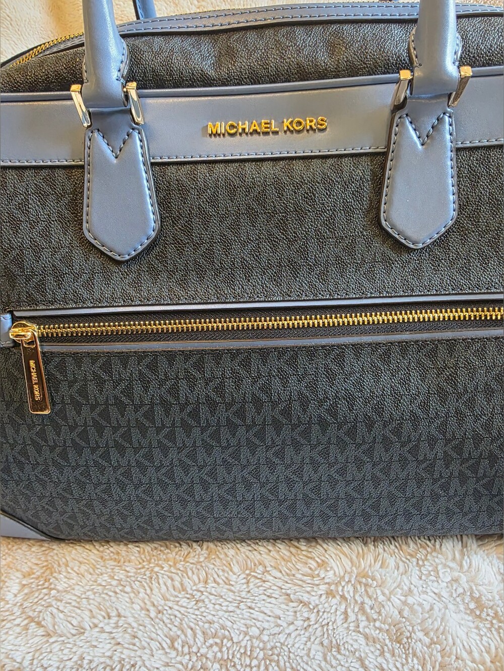 Michael Kors Extra Large Weekender Bag - Picture 2 of 16